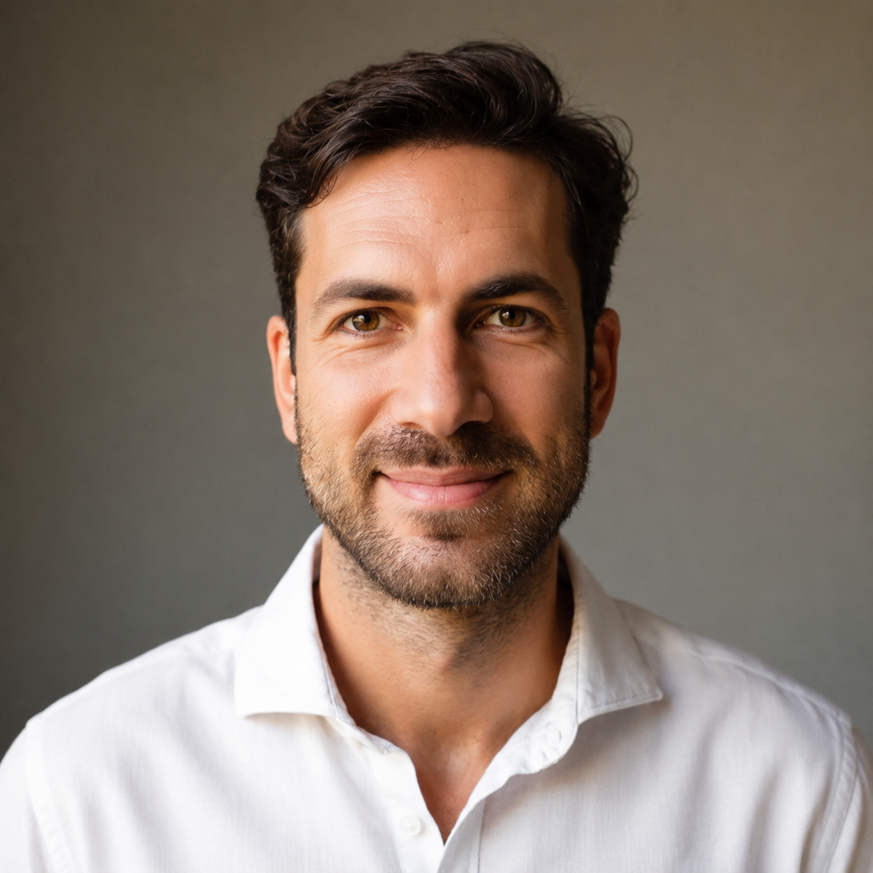 Ritratto professionale di Alessio Attinasi, psicologo clinico e fondatore di VETTUP